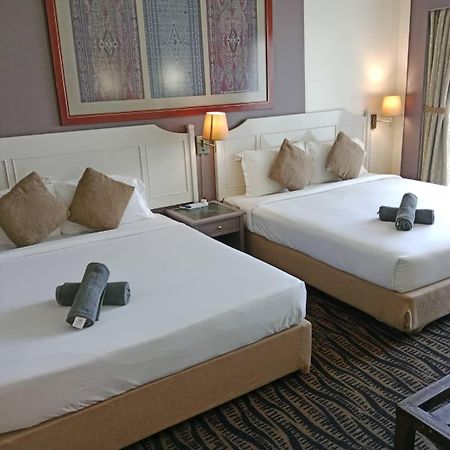 Rainbow Paradise Beachfront Penang Танджунг Бунга Екстериор снимка
