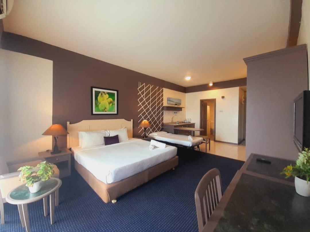 Rainbow Paradise Beachfront Penang Танджунг Бунга Екстериор снимка