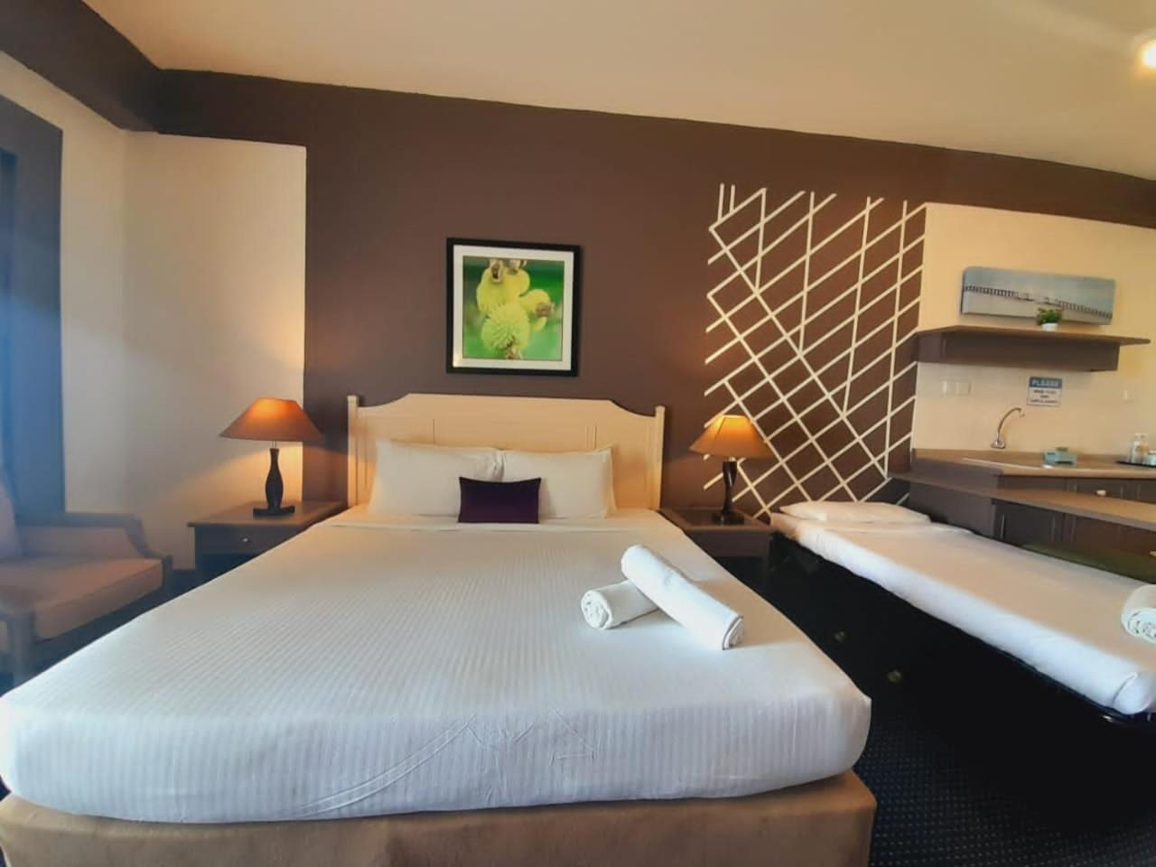Rainbow Paradise Beachfront Penang Танджунг Бунга Екстериор снимка