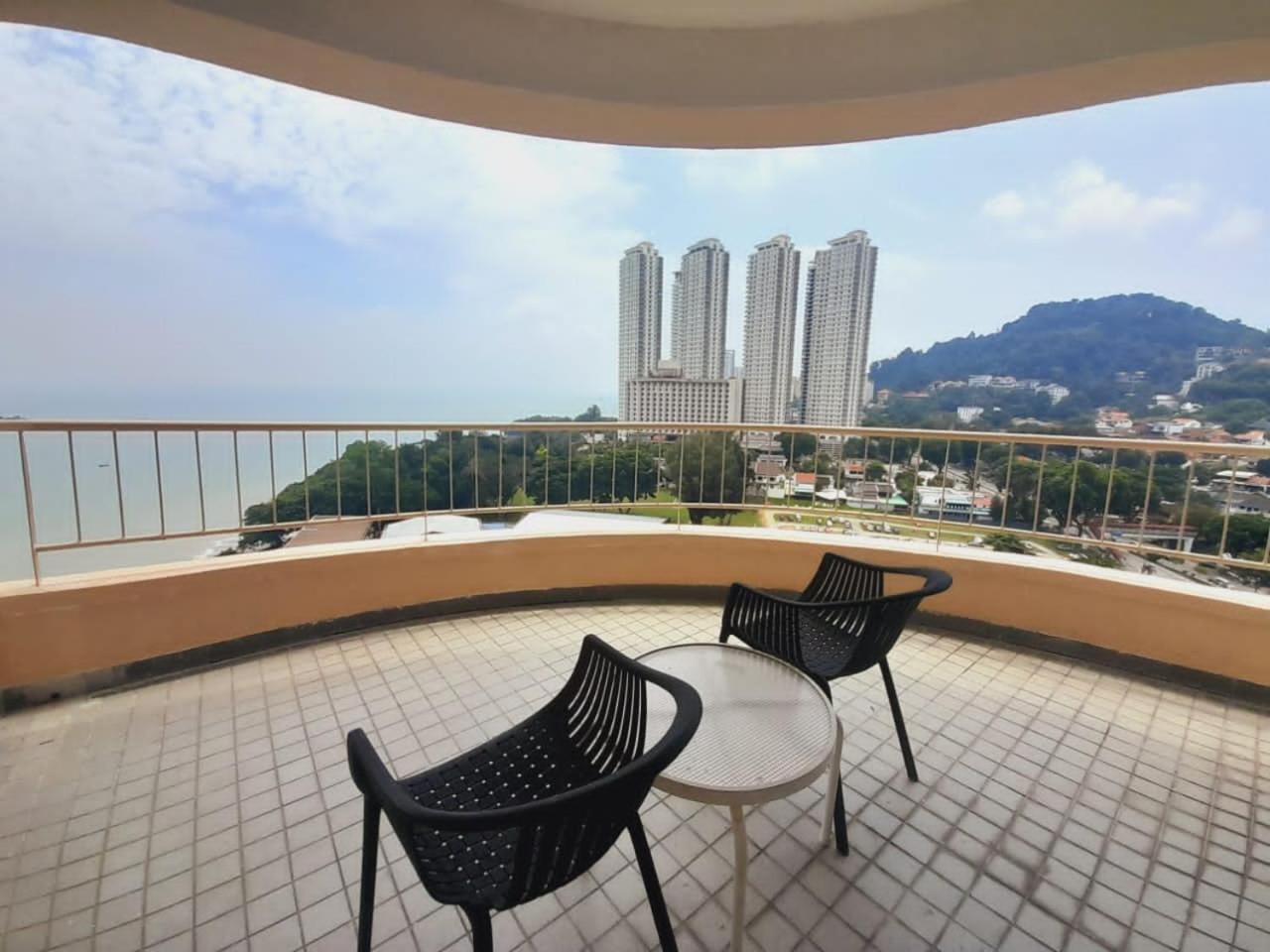 Rainbow Paradise Beachfront Penang Танджунг Бунга Екстериор снимка