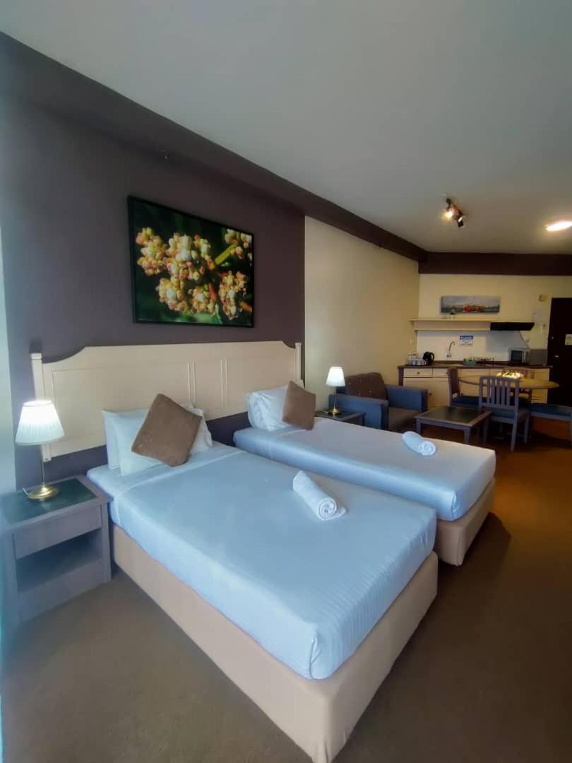 Rainbow Paradise Beachfront Penang Танджунг Бунга Екстериор снимка