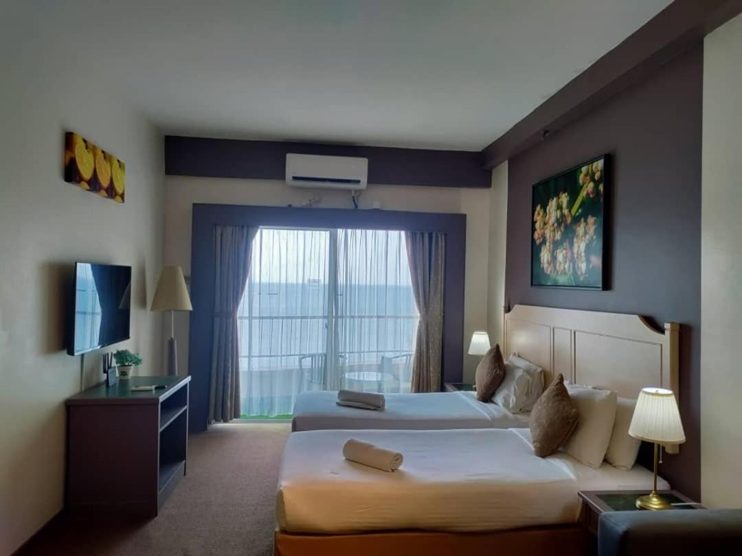 Rainbow Paradise Beachfront Penang Танджунг Бунга Екстериор снимка