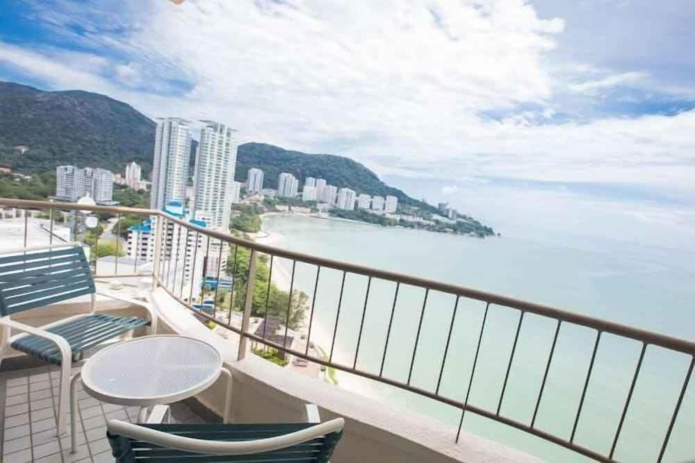 Rainbow Paradise Beachfront Penang Танджунг Бунга Екстериор снимка