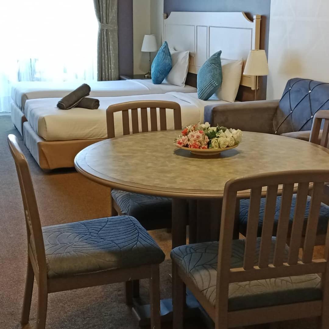 Rainbow Paradise Beachfront Penang Танджунг Бунга Екстериор снимка